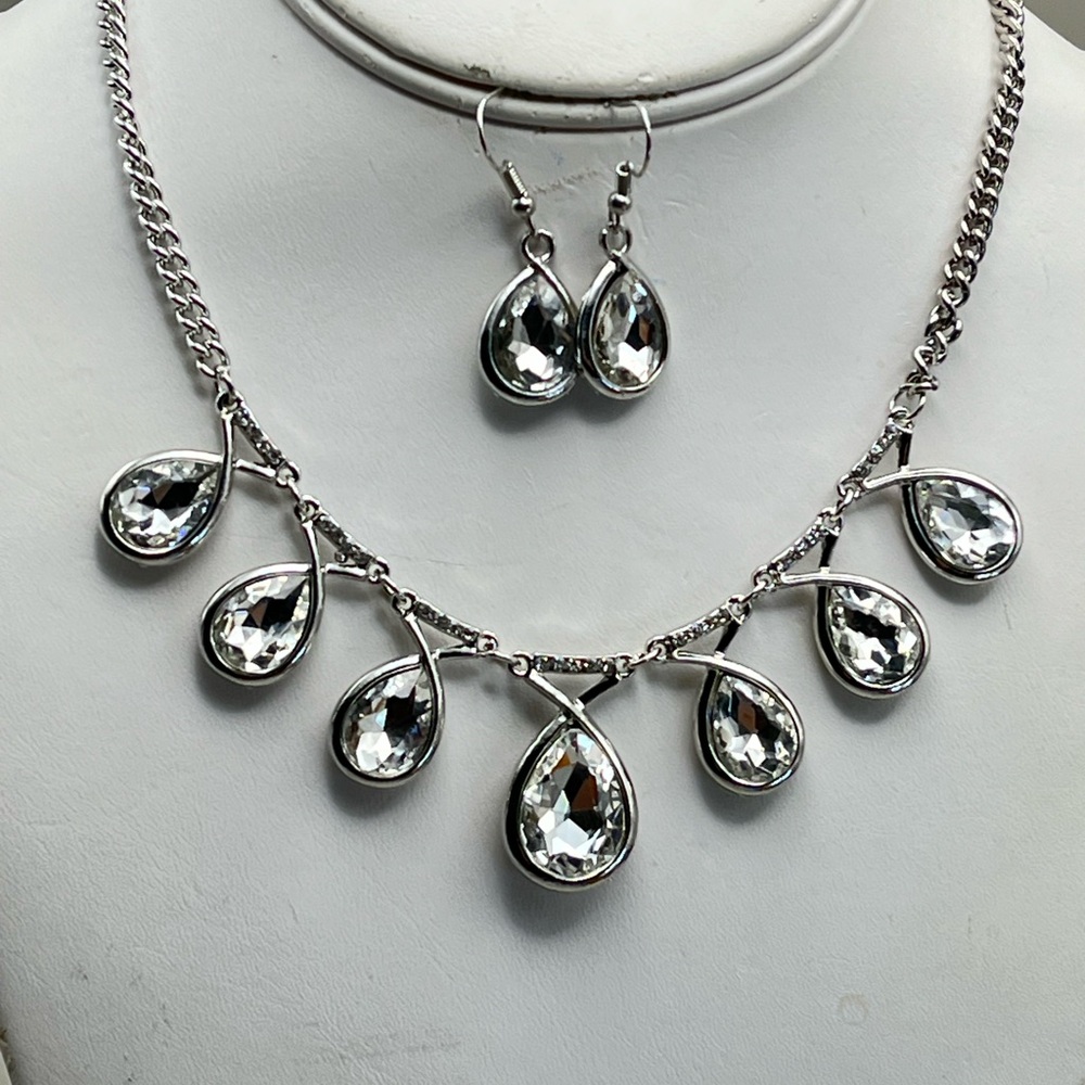 Elegant Silver Toned Teardrop Necklace and Earring Set